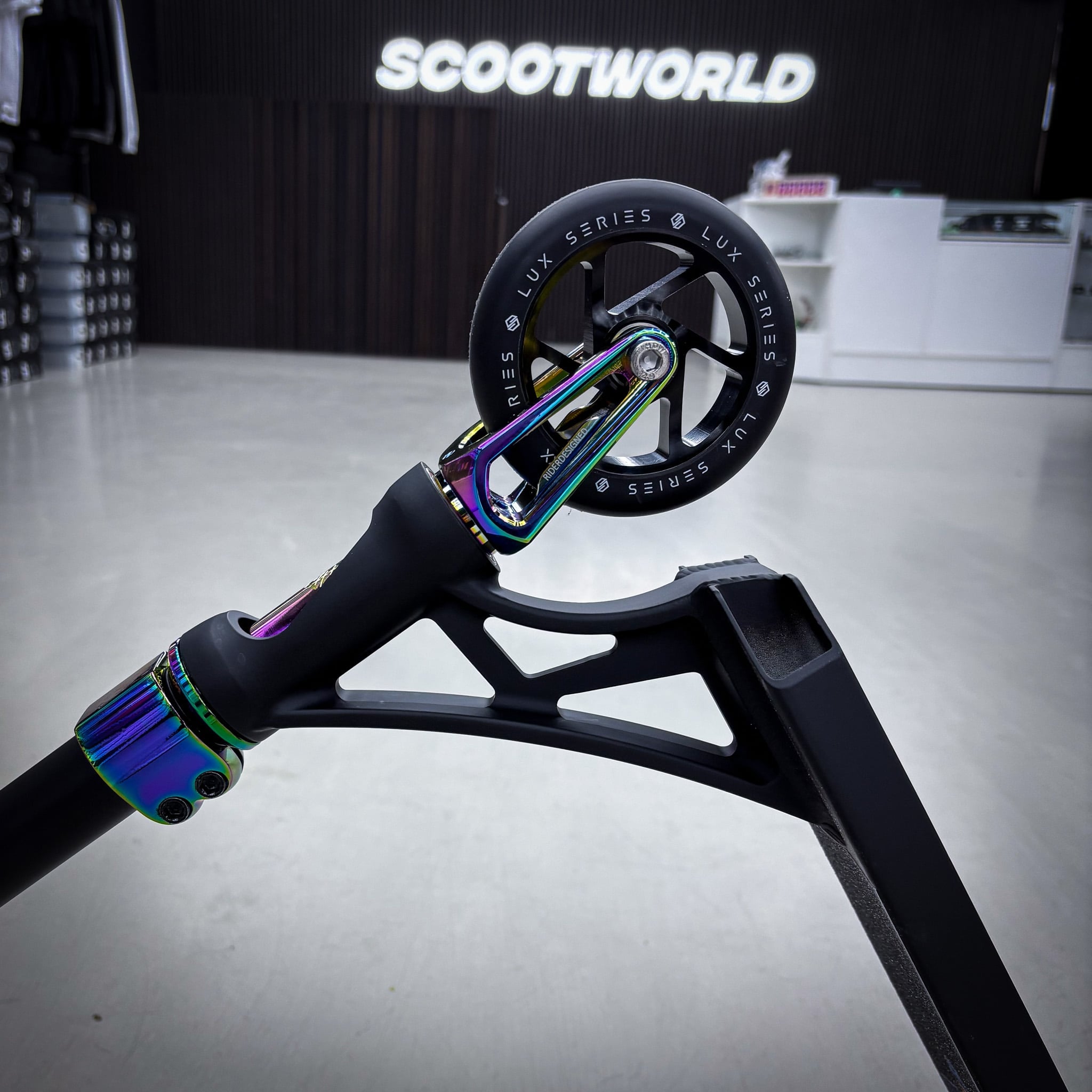 Striker Panda Freestyle Custom Build - Svart/Rainbow-ScootWorld.se