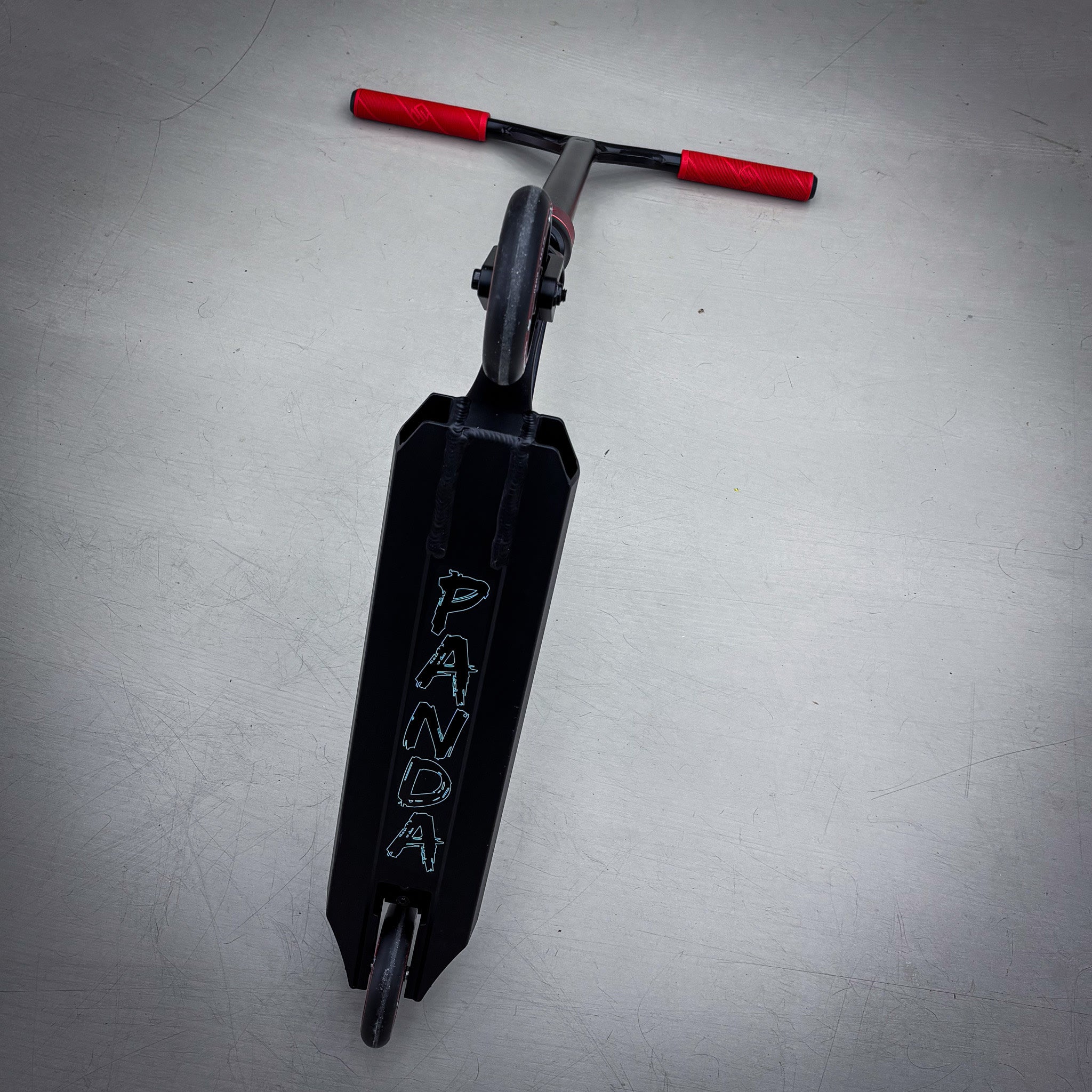 Striker Panda Freestyle Custom Build - Svart/Röd-ScootWorld.se