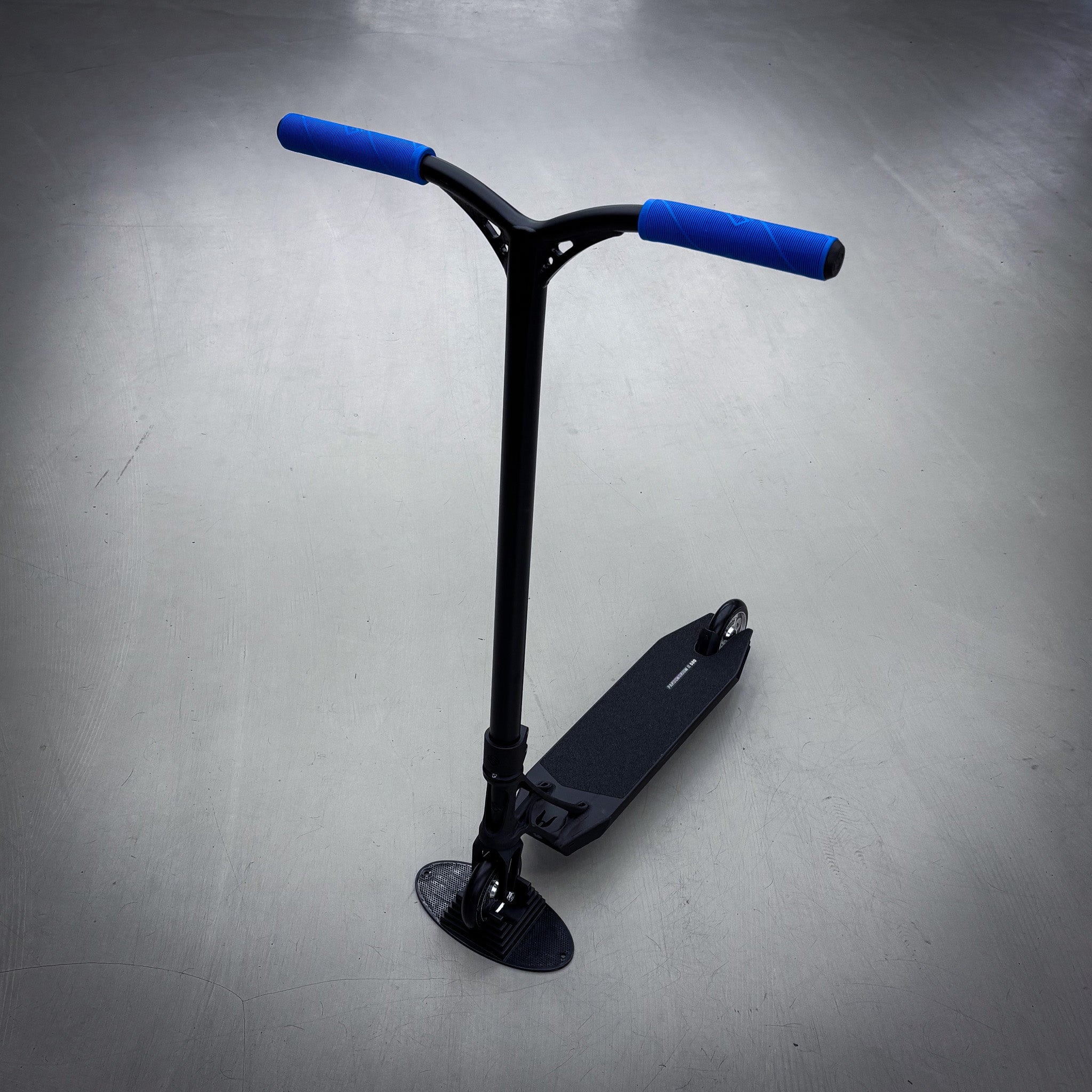 Striker Ethic Pandemonium Custom Build - Svart/Blå-ScootWorld.se