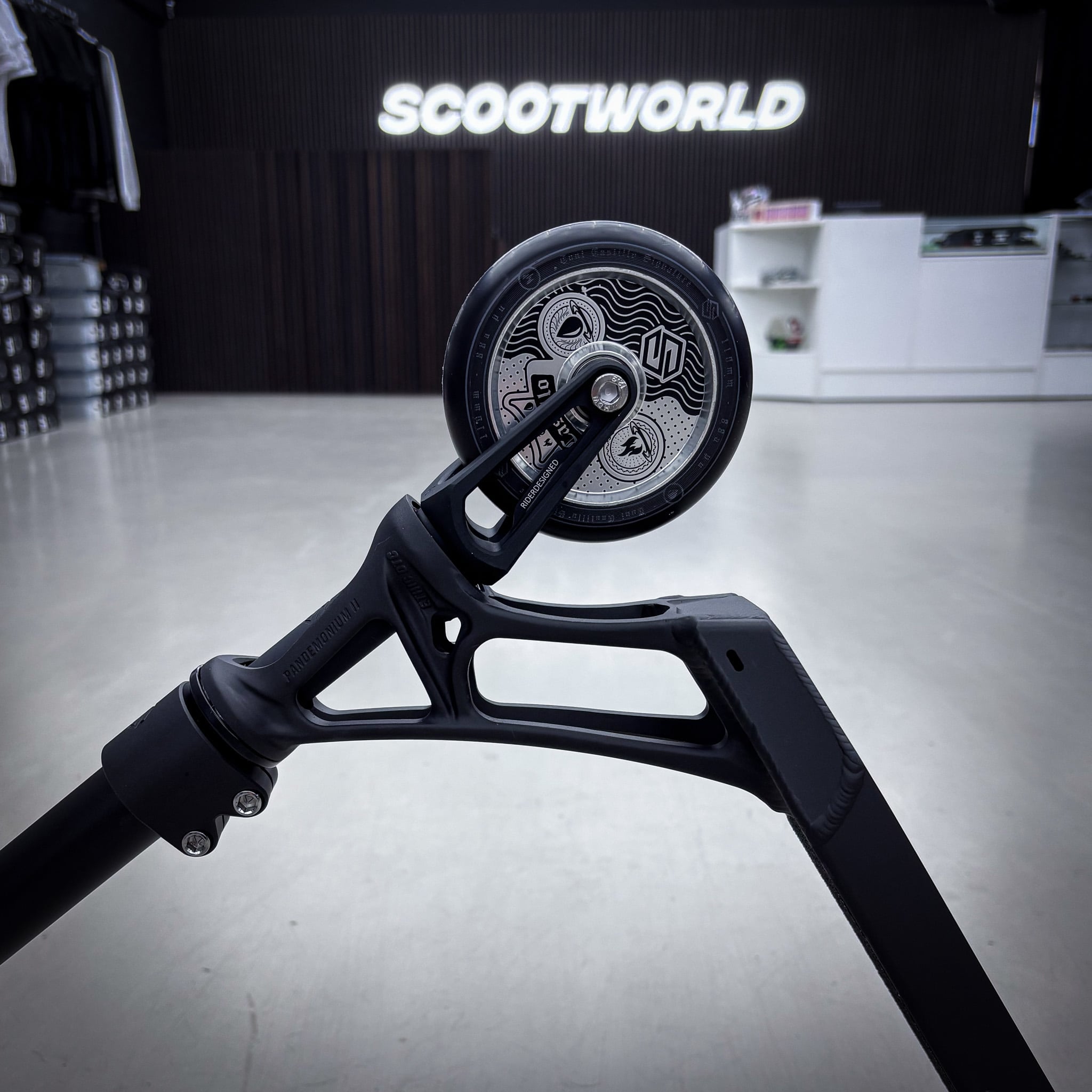 Striker Ethic Pandemonium Custom Build - Svart/Röd-ScootWorld.se