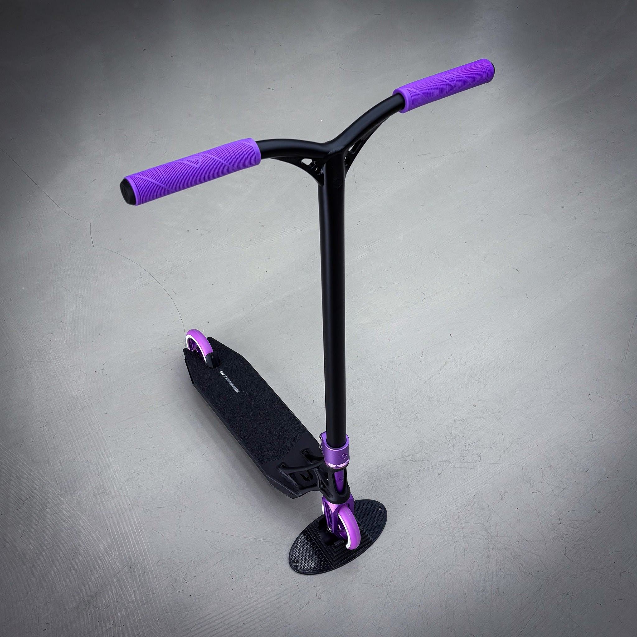 Striker Ethic Pande Custom Build - Svart/Lila-ScootWorld.se