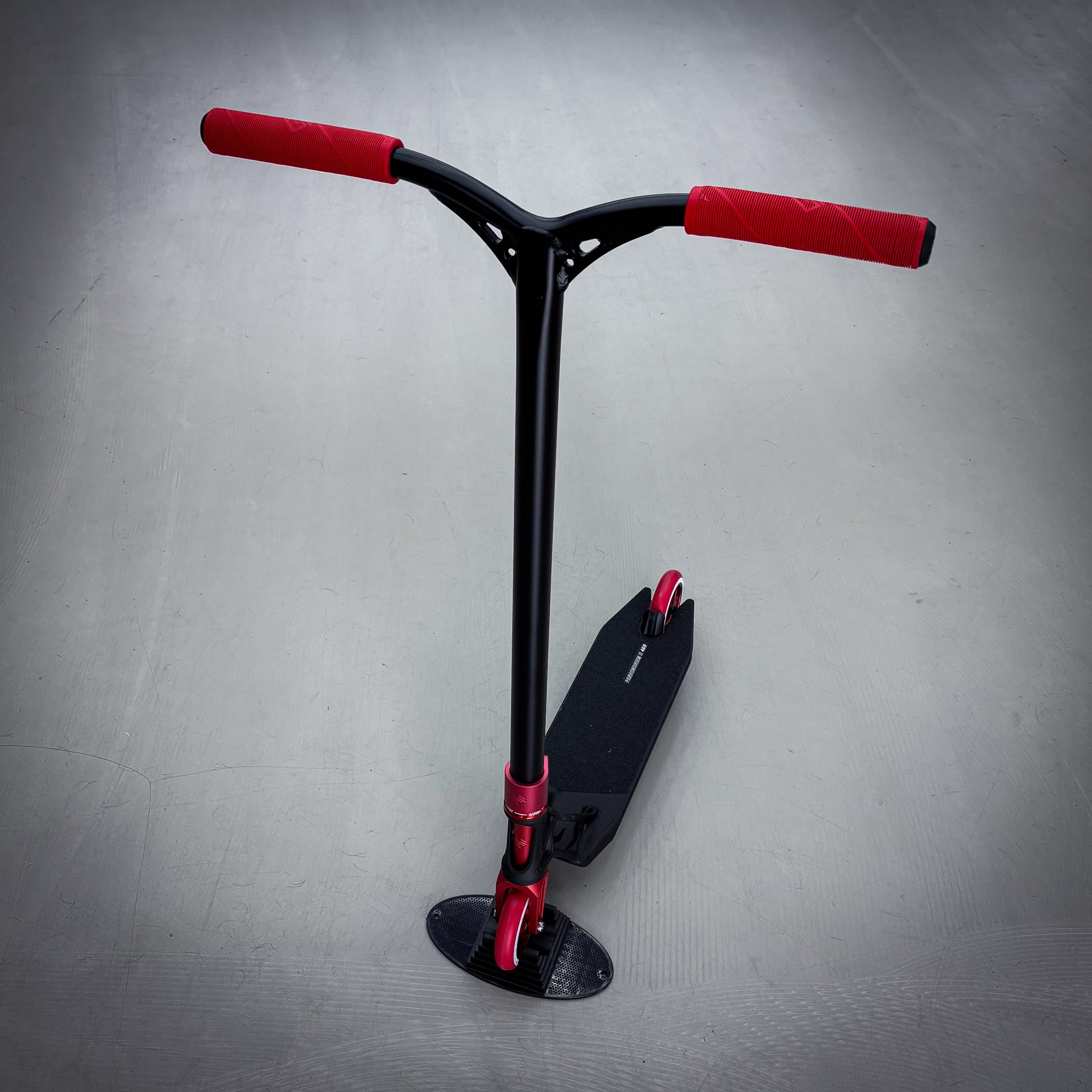 Striker Ethic Pande Custom Build - Svart/Röd-ScootWorld.se
