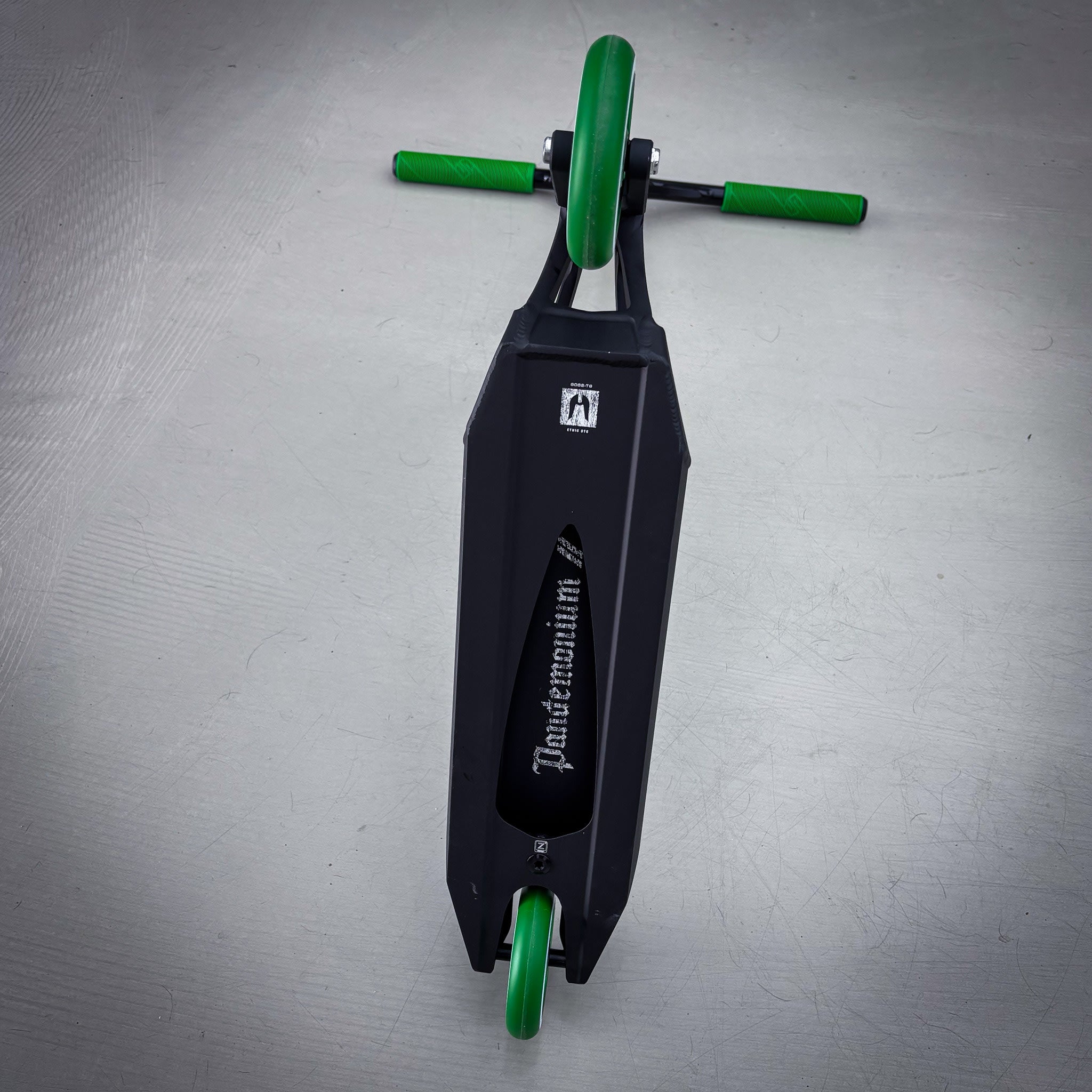 Striker Ethic Pande Custom Build - Svart/Grön-ScootWorld.se