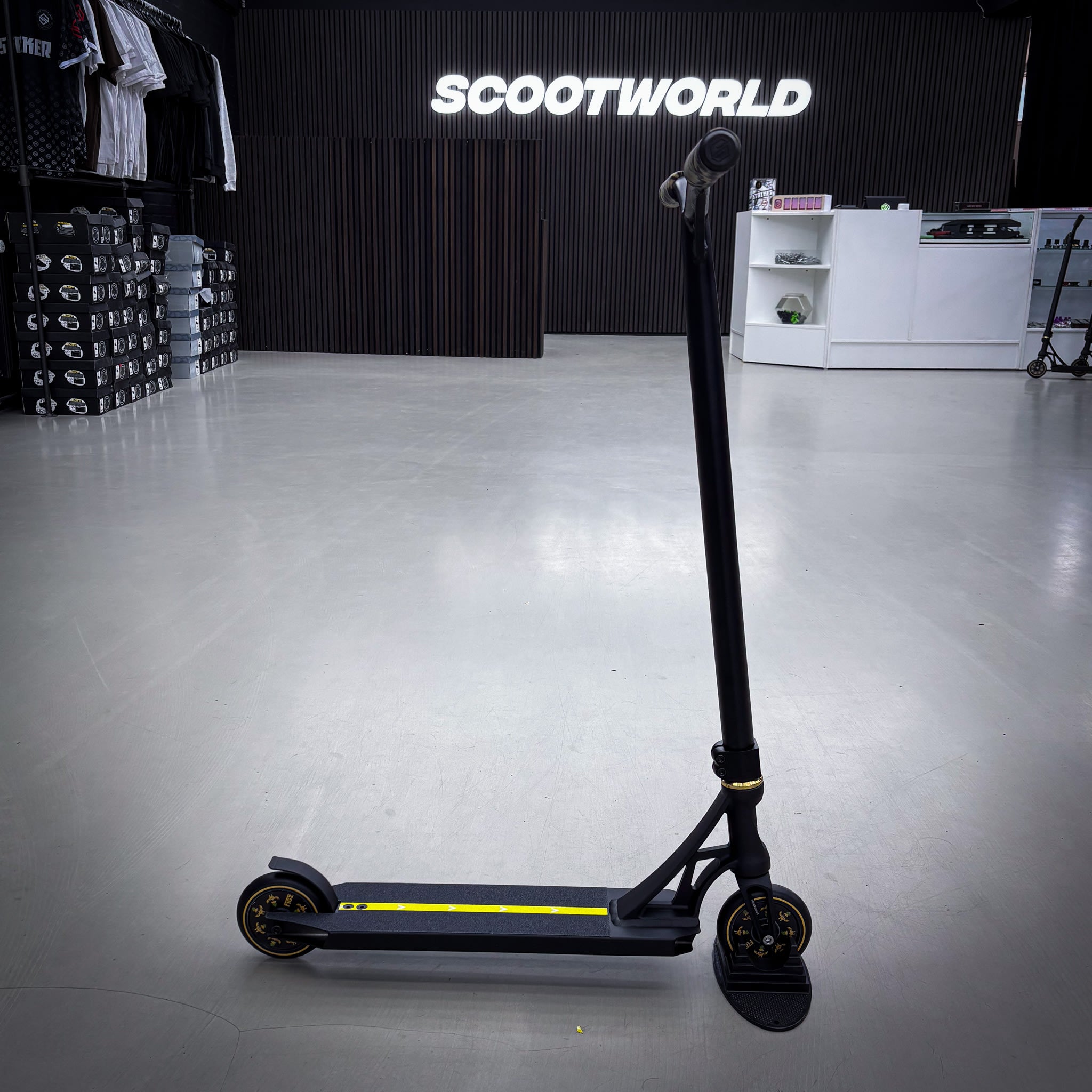 Striker Panda Custom Build - Svart/Gold-ScootWorld.se