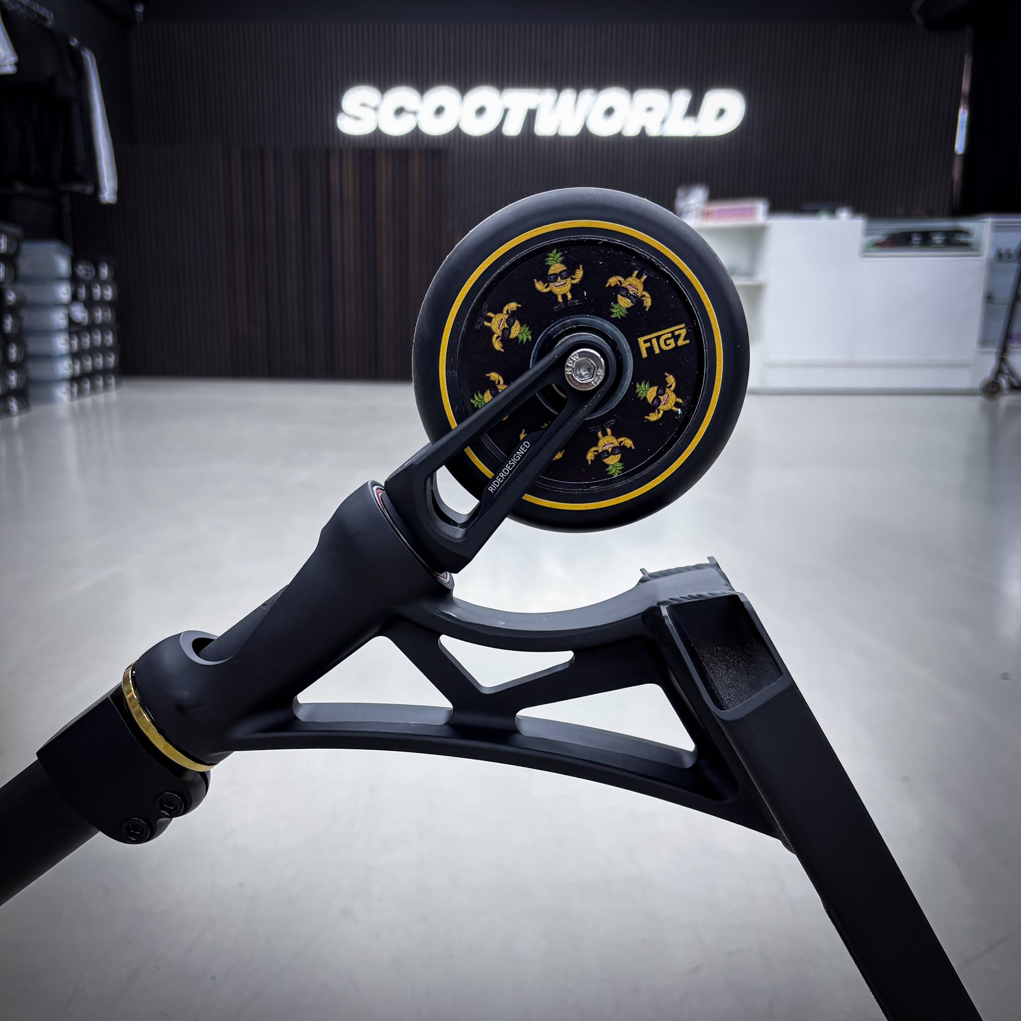 Striker Panda Custom Build - Svart/Gold-ScootWorld.se