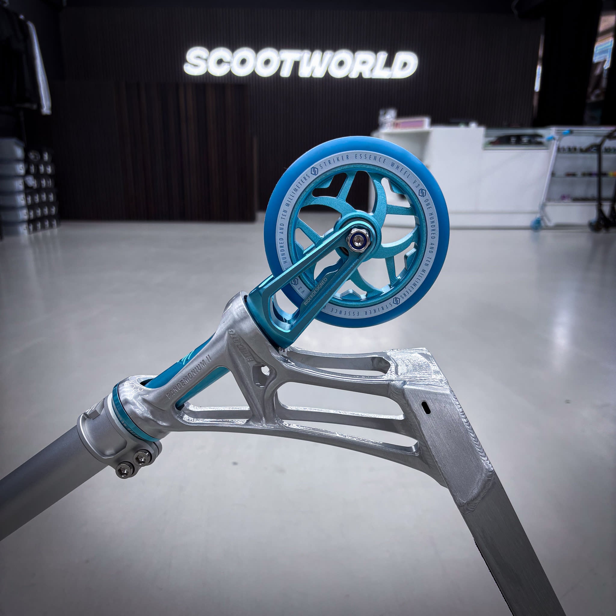 Striker Ethic 460mm Silver Teal Custom Build - Silver/Turkos-ScootWorld.se