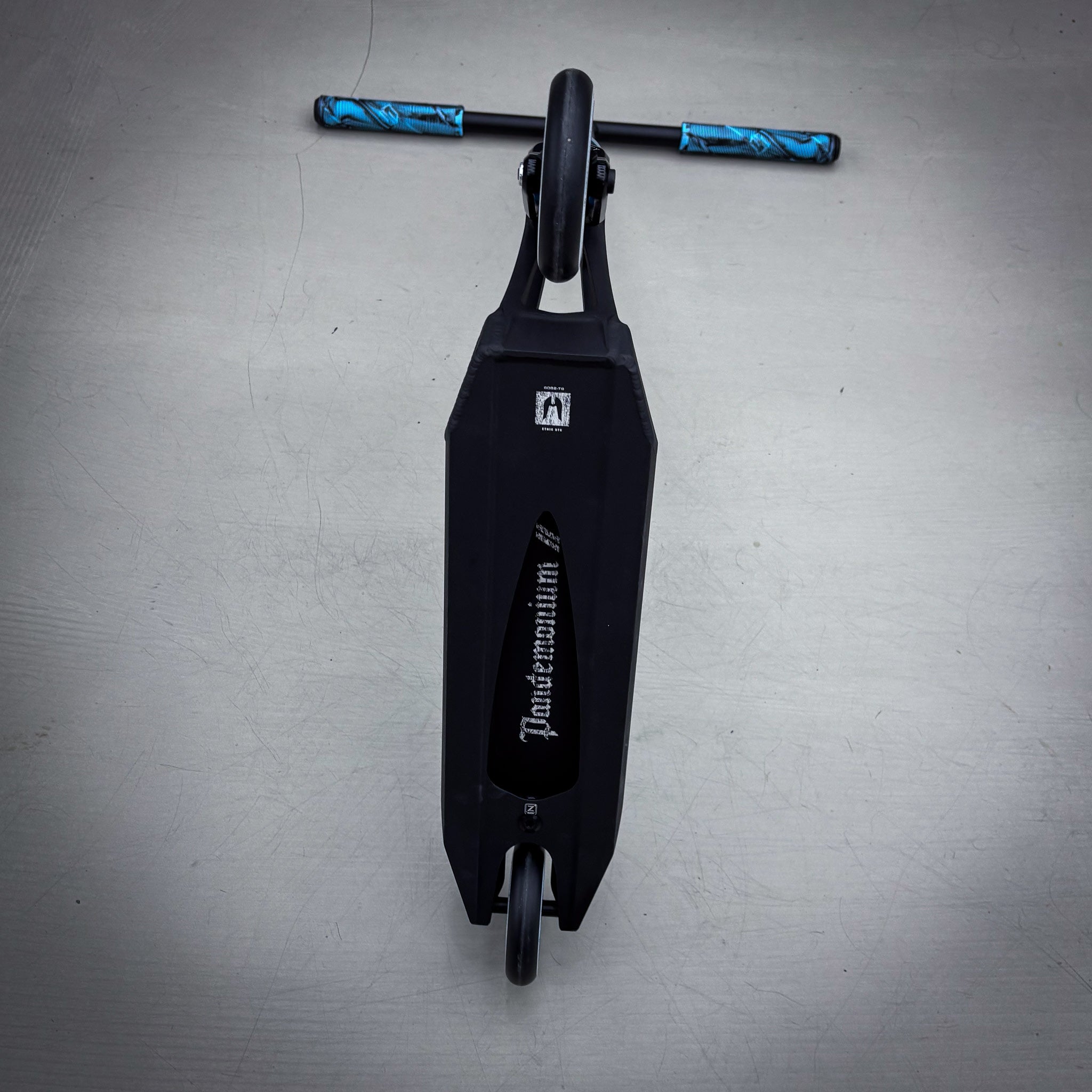 Striker Ethic 460mm Black Teal Custom Build - Svart/Turkos-ScootWorld.se