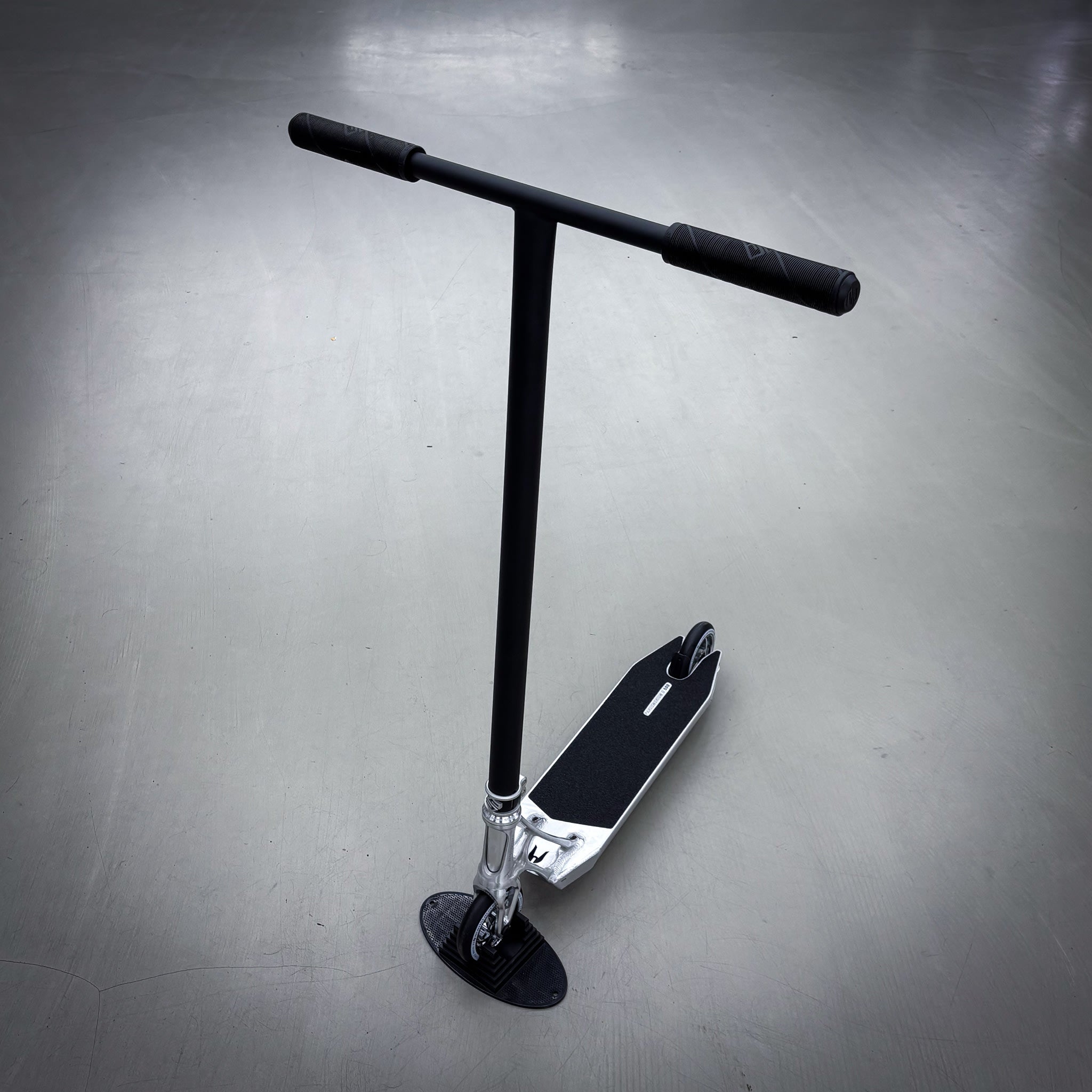Striker Ethic 500mm Silver Black Custom Build - Silver/Black-ScootWorld.se