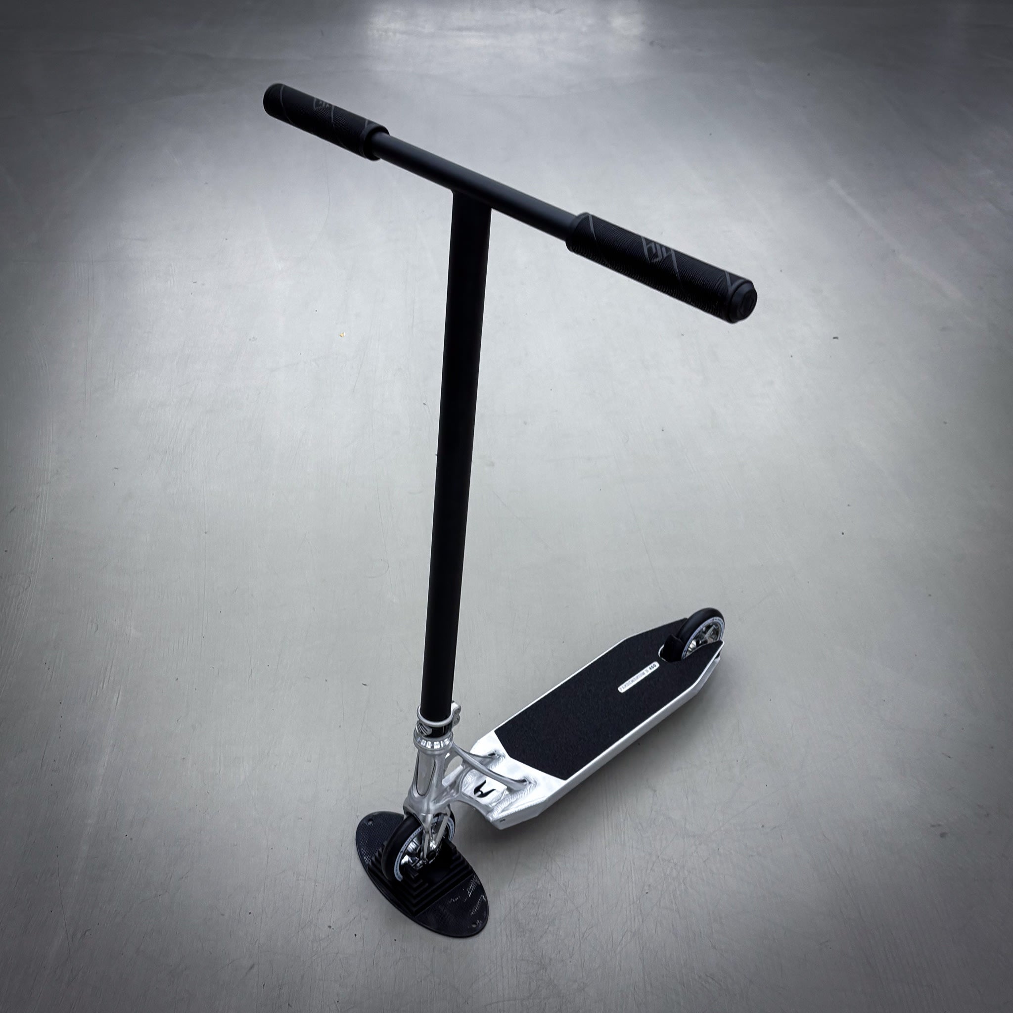 Striker Ethic 460mm Silver Black Custom Build - Silver/Black-ScootWorld.se