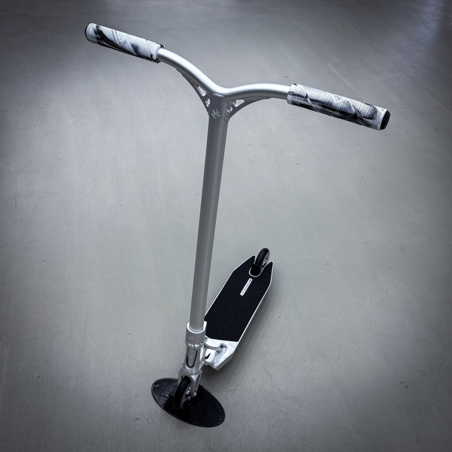 Striker Ethic Silver Custom Build - Silver-ScootWorld.se