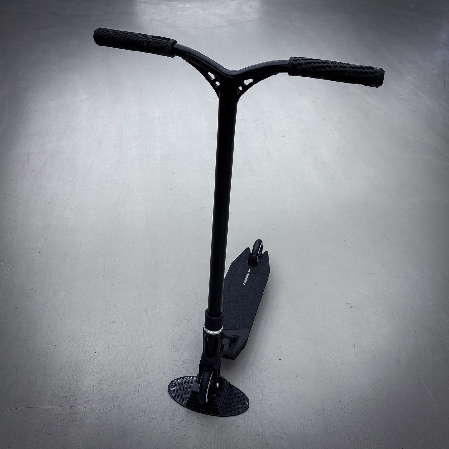 Striker Ethic Black Custom Build - Svart-ScootWorld.se