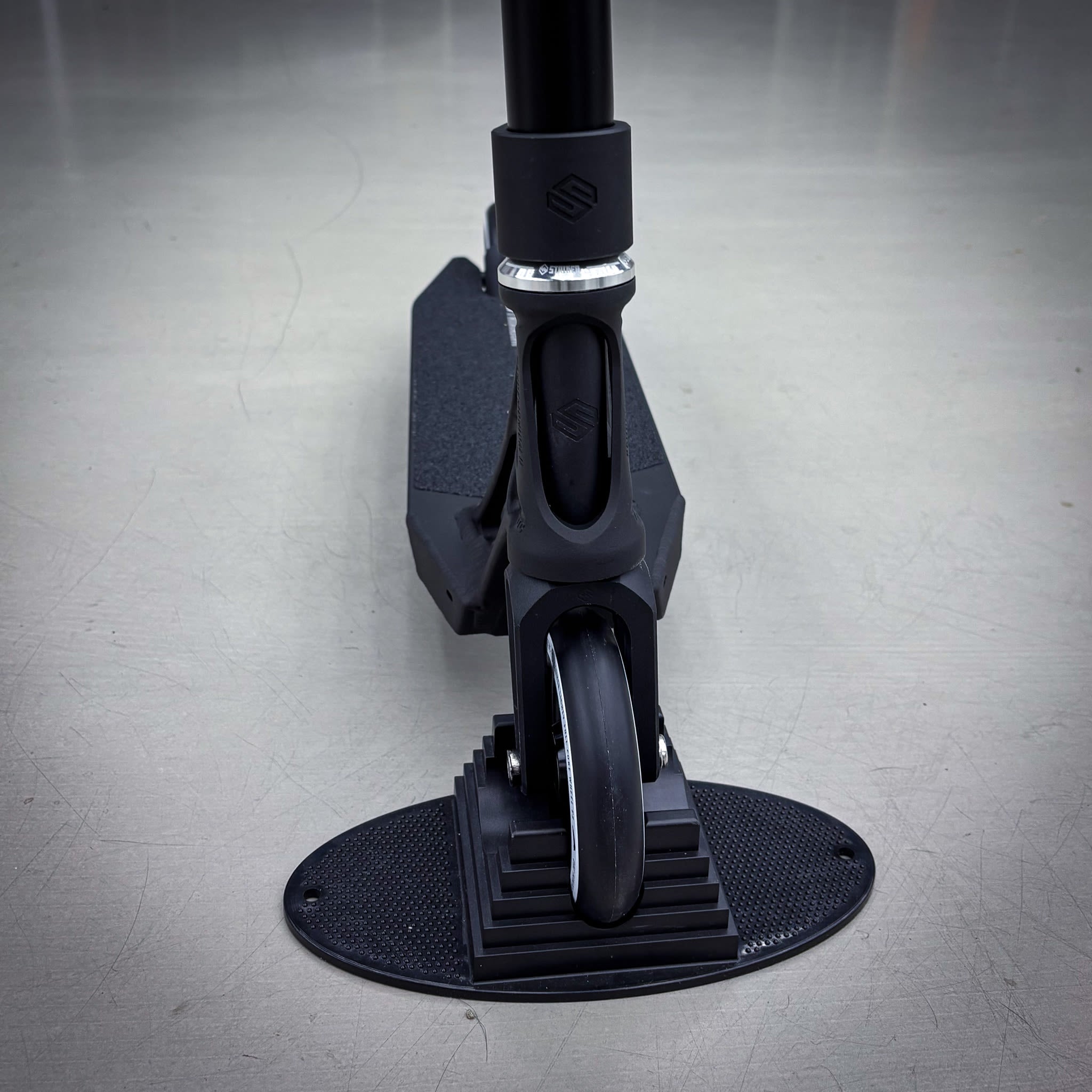 Striker Ethic Black Custom Build - Svart-ScootWorld.se
