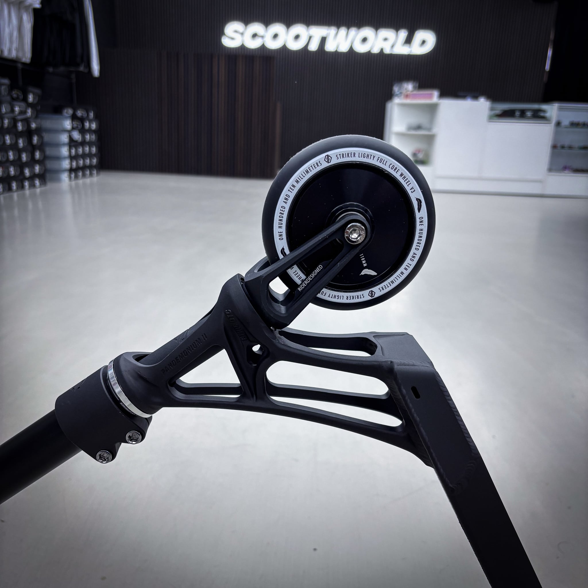 Striker Ethic Black Custom Build - Svart-ScootWorld.se
