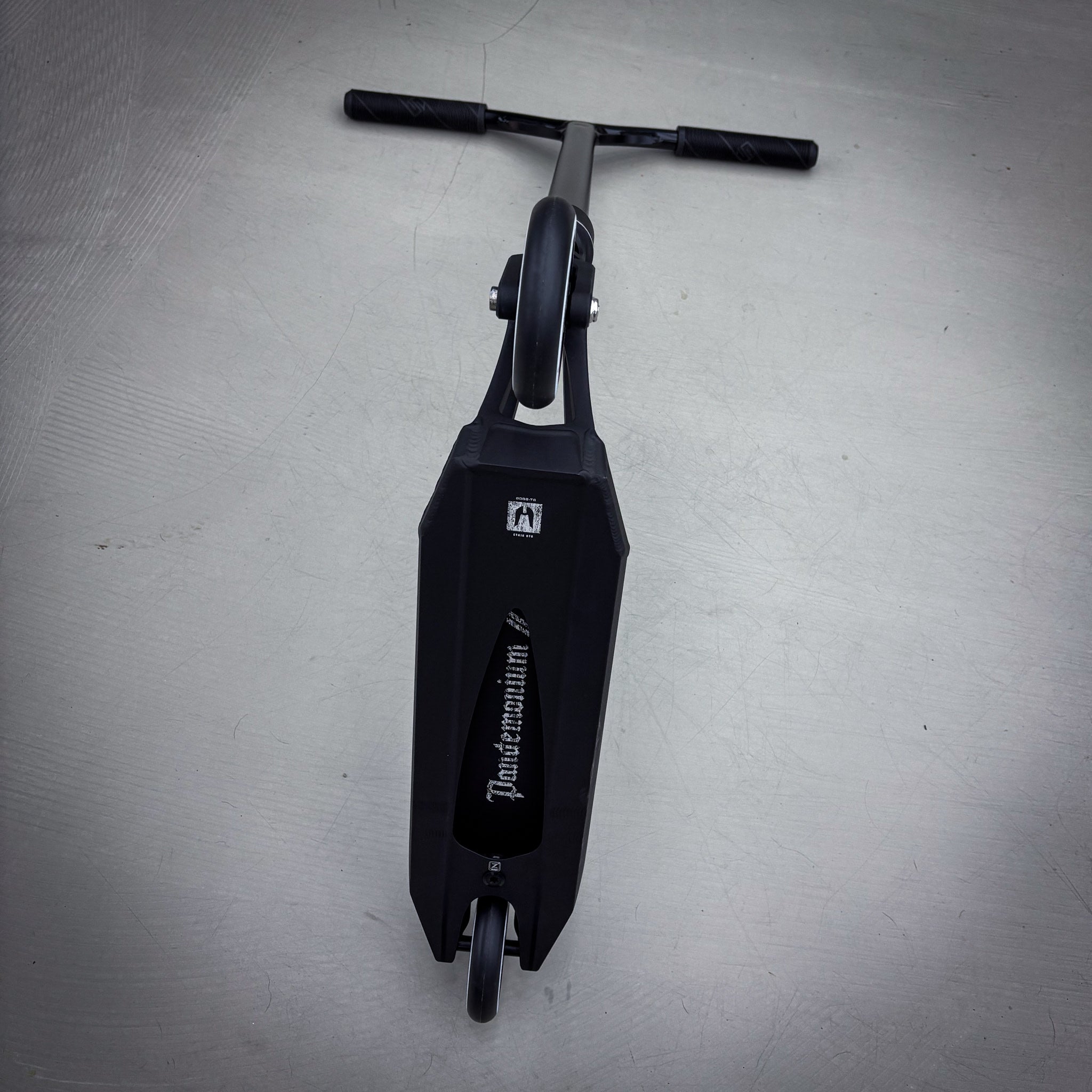 Striker Ethic Black Custom Build - Svart-ScootWorld.se