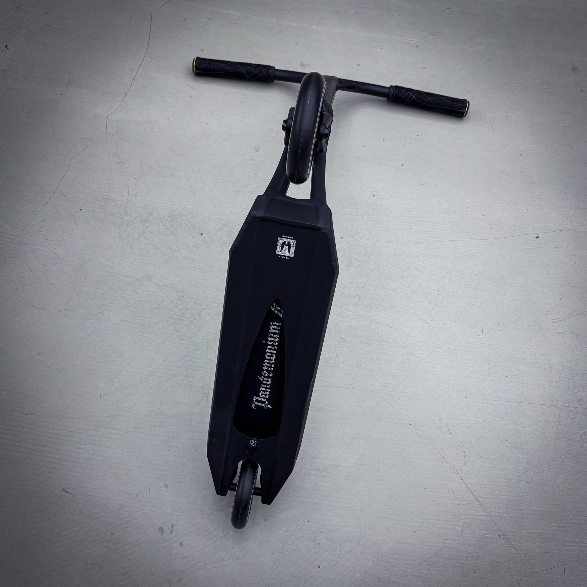 Ethic Black Custom Build - Svart