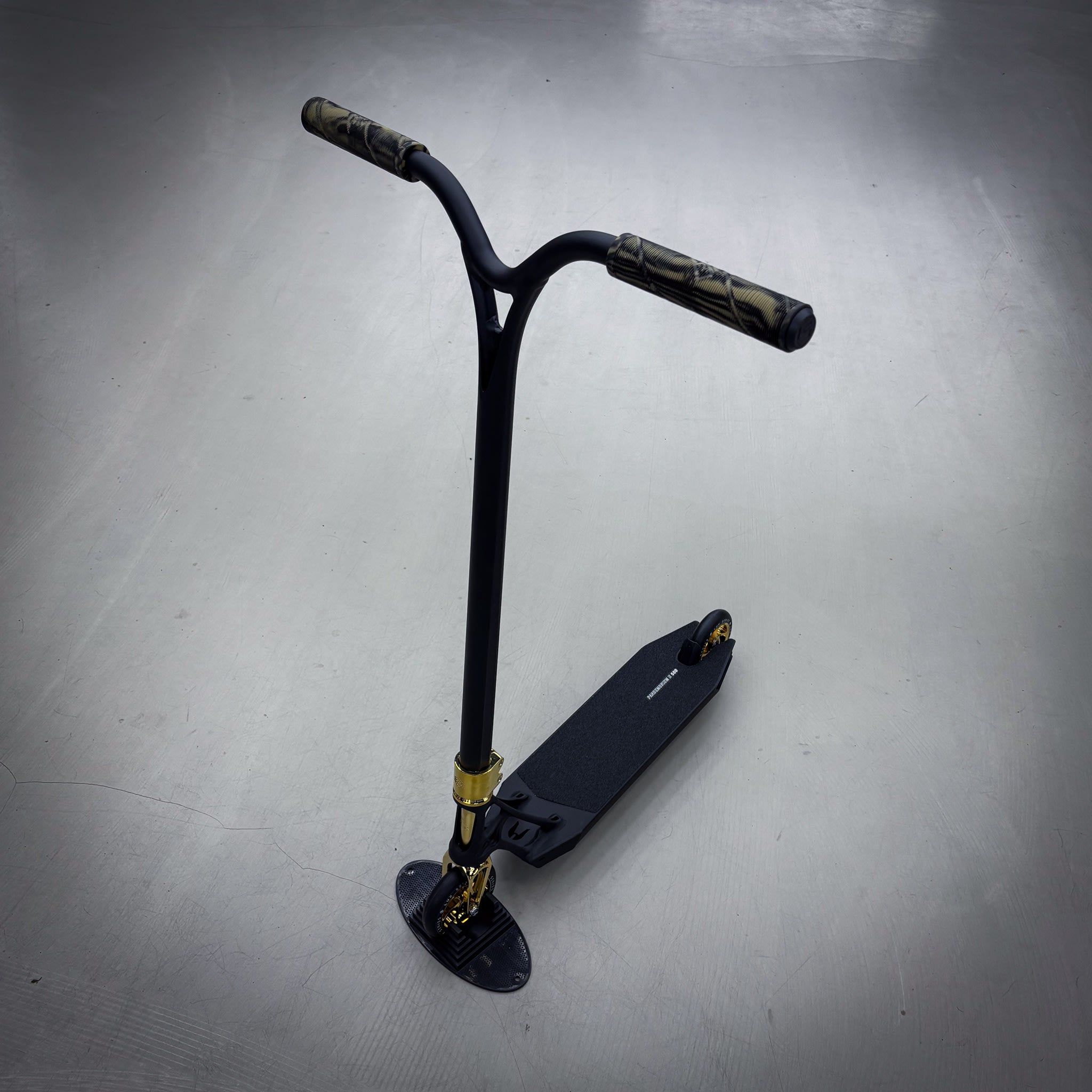 Ethic Black/Gold Custom Build - Svart/Gold