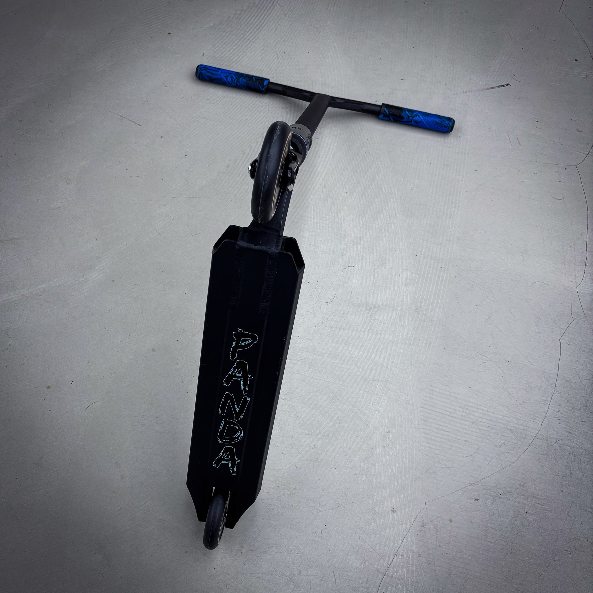 Striker Panda Custom Sparkcykel - Svart/Blå-ScootWorld.se