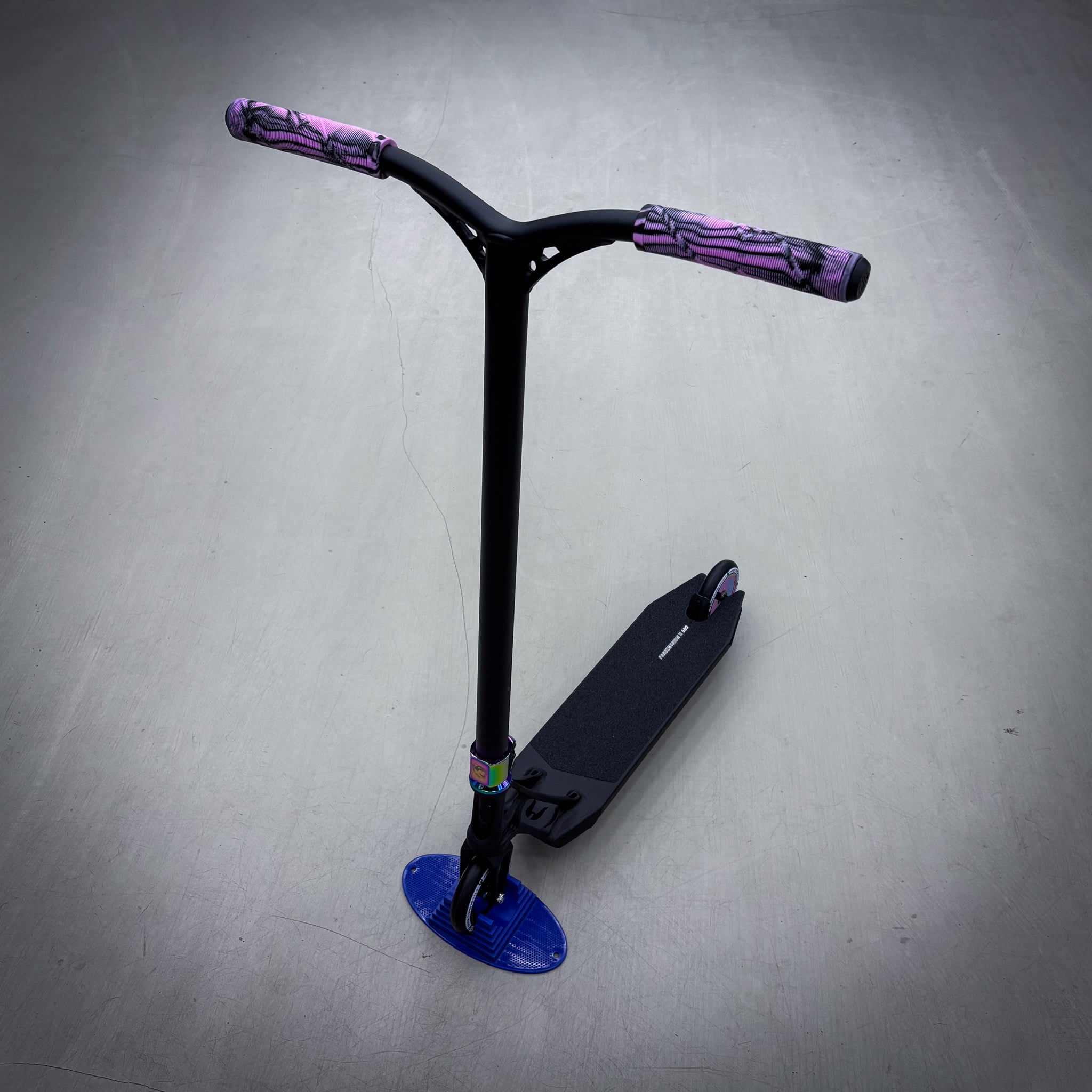 Striker Ethic Pande Black/Rainbow Custom Sparkcykel - Svart/Rainbow