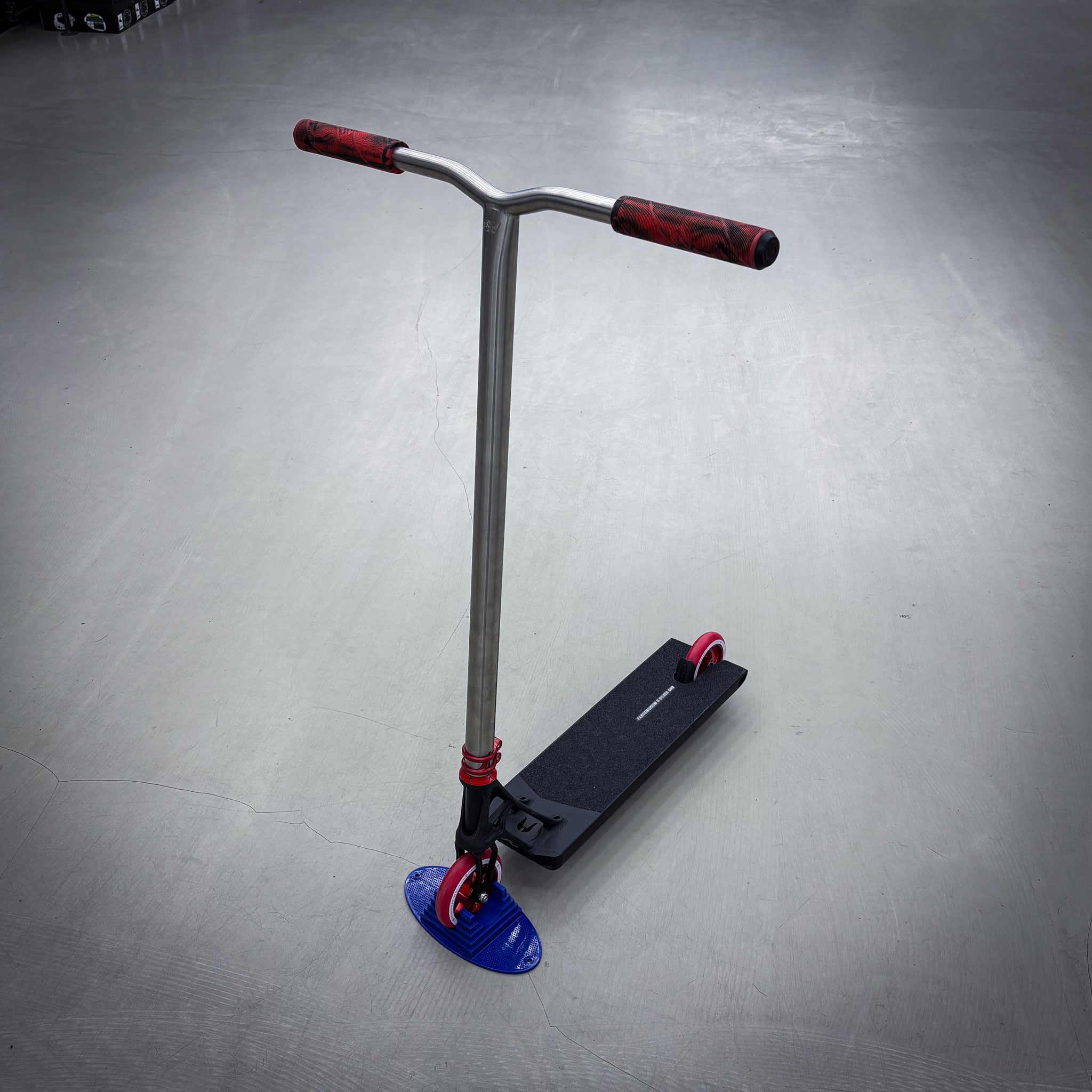 Striker Ethic Pande Boxed Custom Trick Sparkcykel - Black/Red/Raw