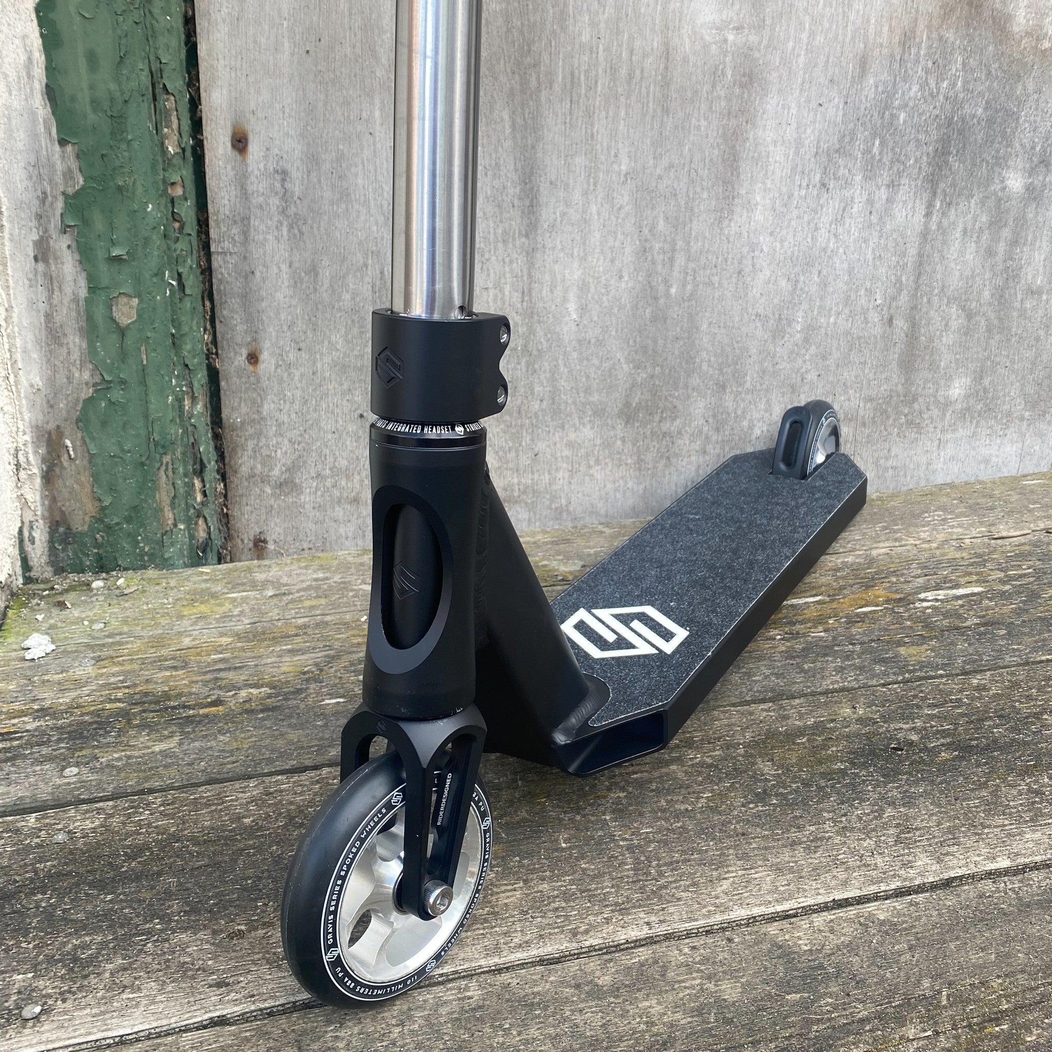 Striker T-Bar Custom Build - Black/Silver-ScootWorld.dk